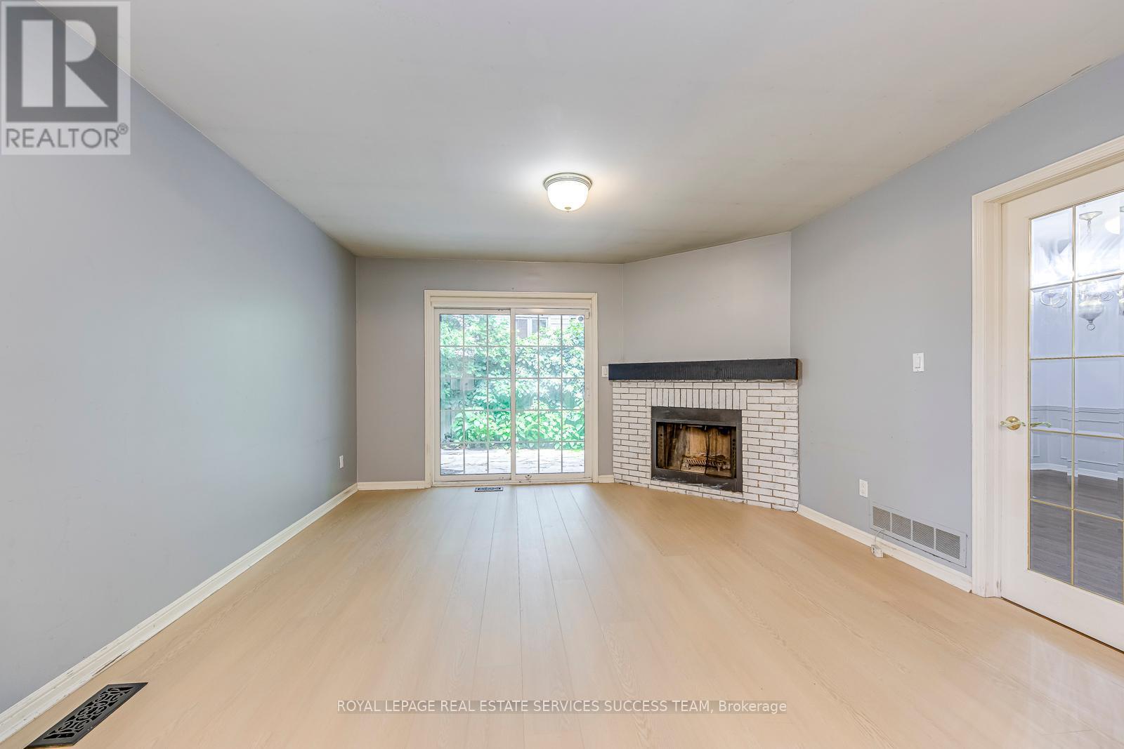












1106 CRESTVIEW STREET

,
Oakville,




Ontario
L6J2C6

