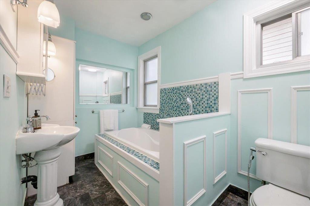 












514 Camden Place

,
Winnipeg,




Manitoba
R3G2V7

