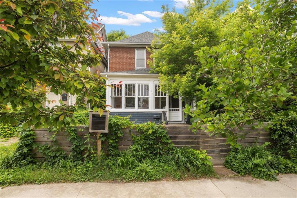 












514 Camden Place

,
Winnipeg,




Manitoba
R3G2V7

