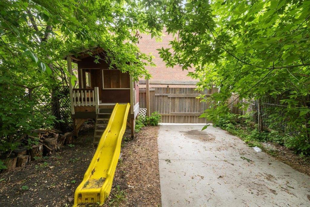 












514 Camden Place

,
Winnipeg,




Manitoba
R3G2V7

