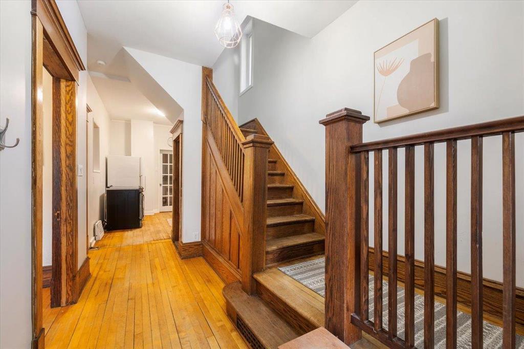 












514 Camden Place

,
Winnipeg,




Manitoba
R3G2V7


