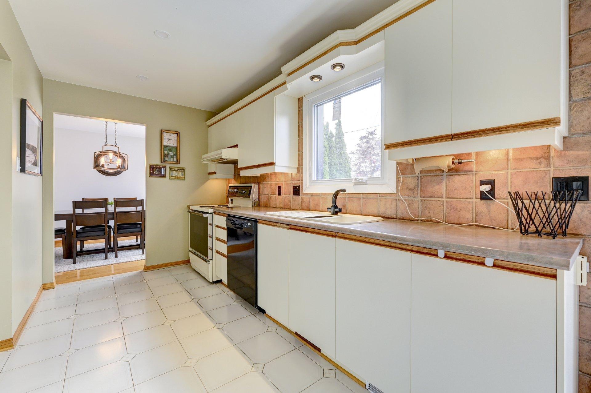 









561


Rue Louis-Lamarre

,
Longueuil (Greenfield Park),




QC
J4V3N3

