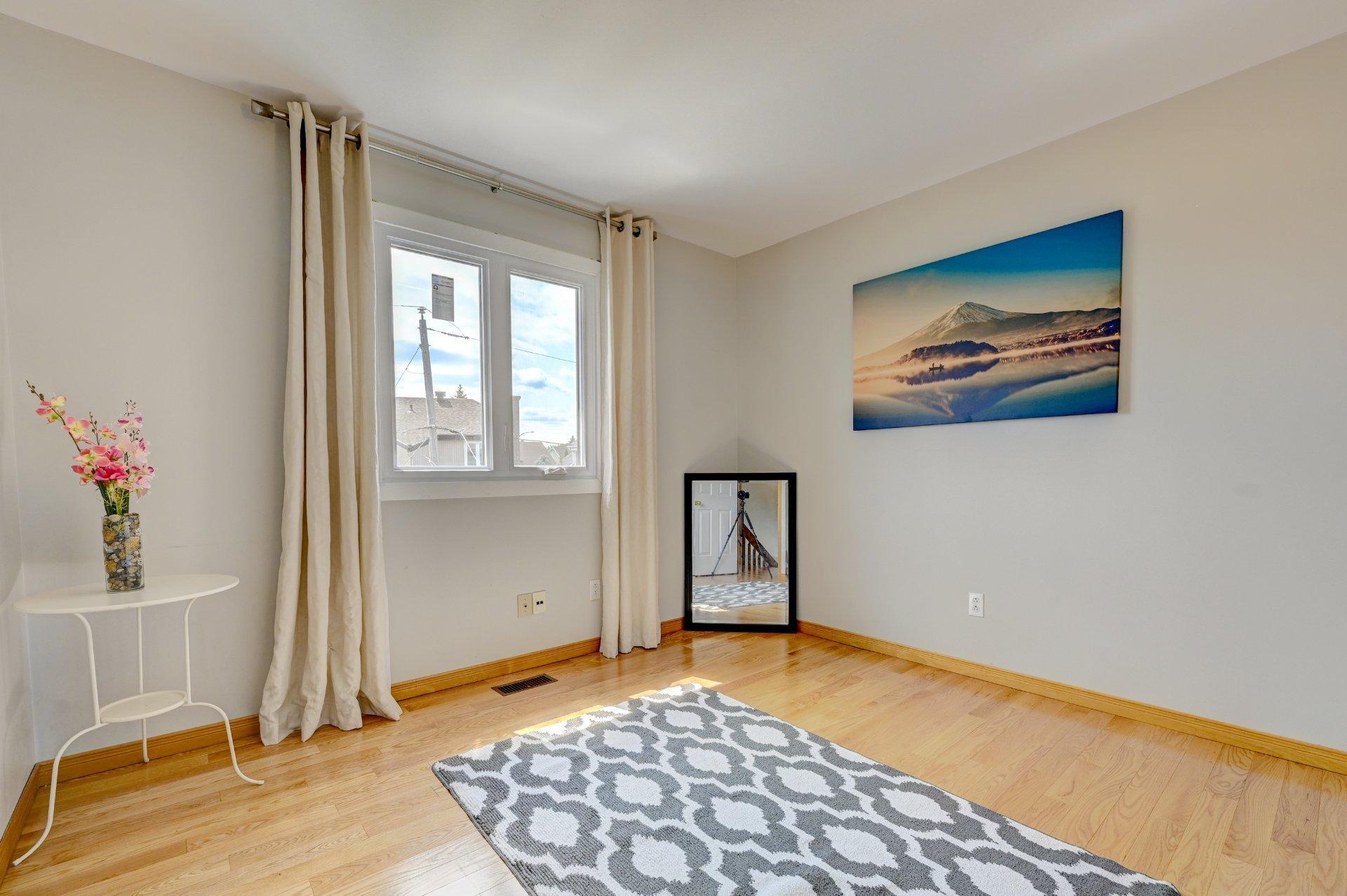 









561


Rue Louis-Lamarre

,
Longueuil (Greenfield Park),




QC
J4V3N3

