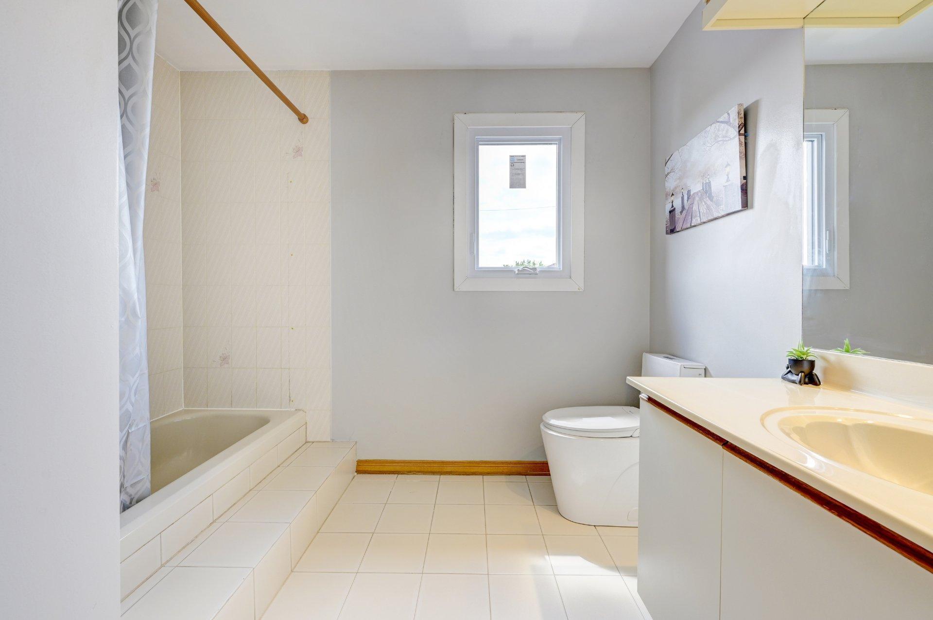 









561


Rue Louis-Lamarre

,
Longueuil (Greenfield Park),




QC
J4V3N3


