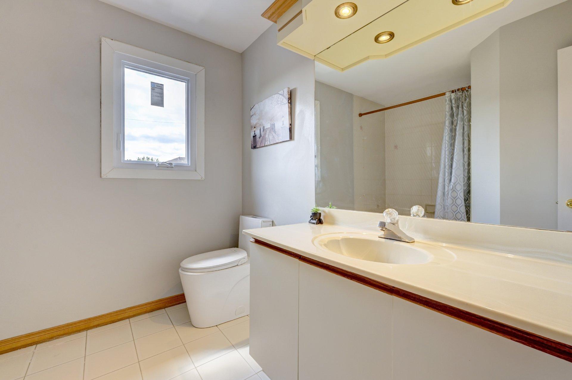 









561


Rue Louis-Lamarre

,
Longueuil (Greenfield Park),




QC
J4V3N3

