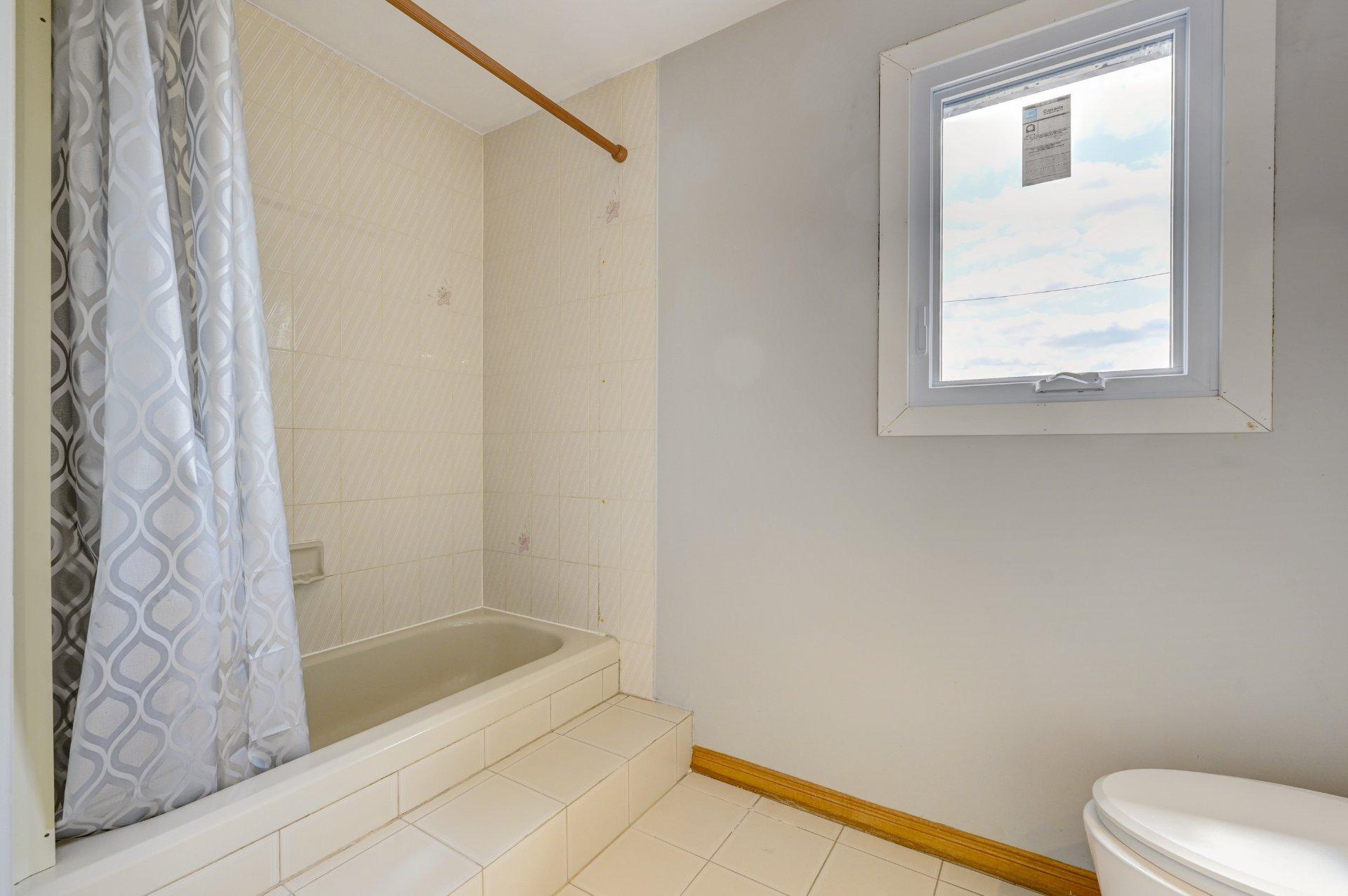 









561


Rue Louis-Lamarre

,
Longueuil (Greenfield Park),




QC
J4V3N3

