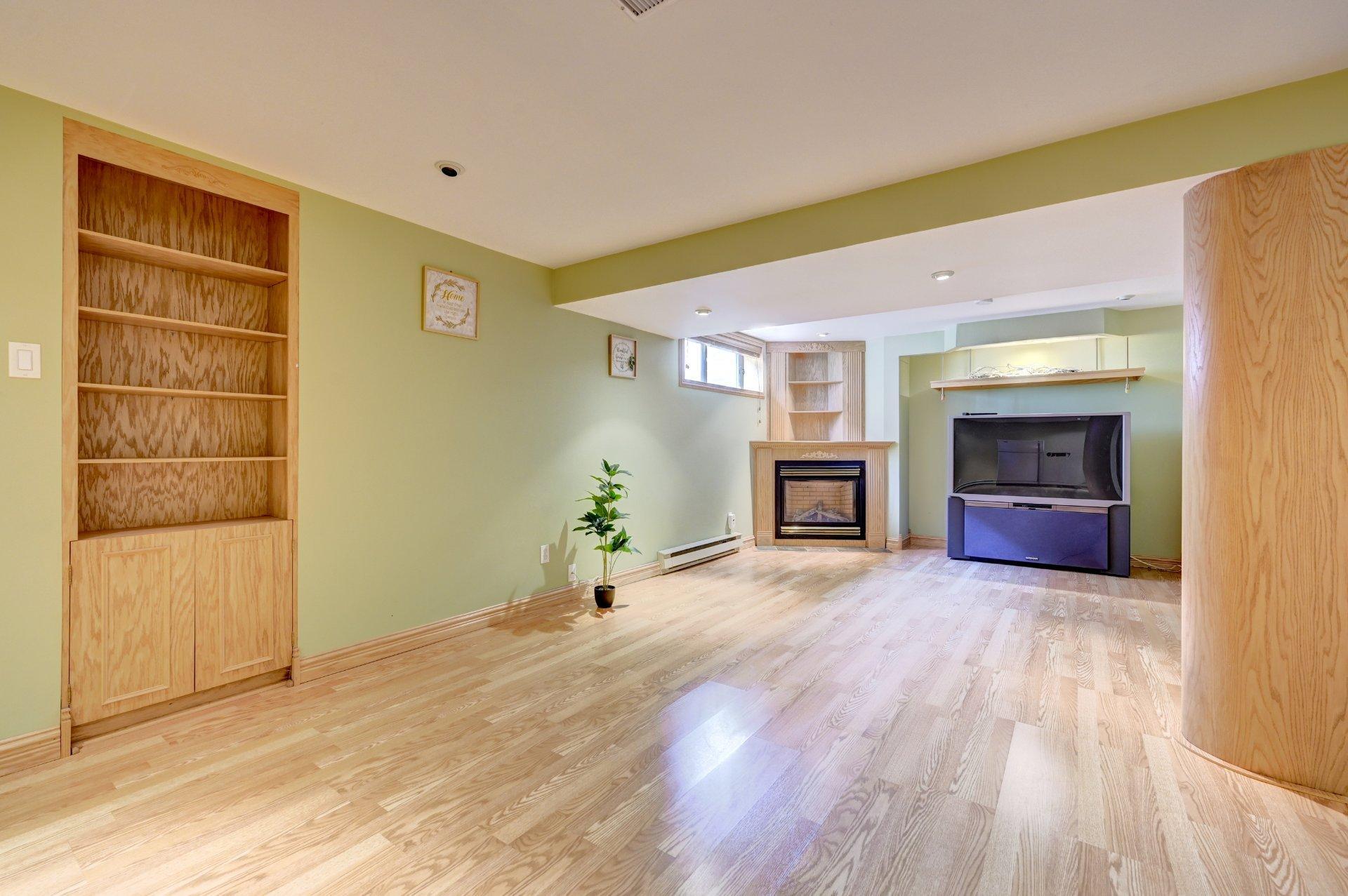 









561


Rue Louis-Lamarre

,
Longueuil (Greenfield Park),




QC
J4V3N3

