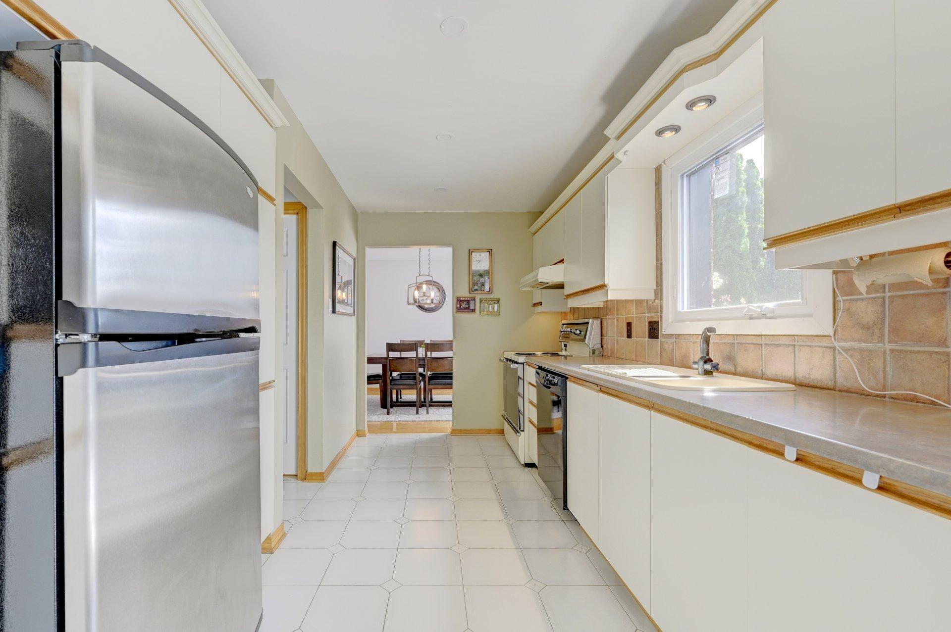 









561


Rue Louis-Lamarre

,
Longueuil (Greenfield Park),




QC
J4V3N3

