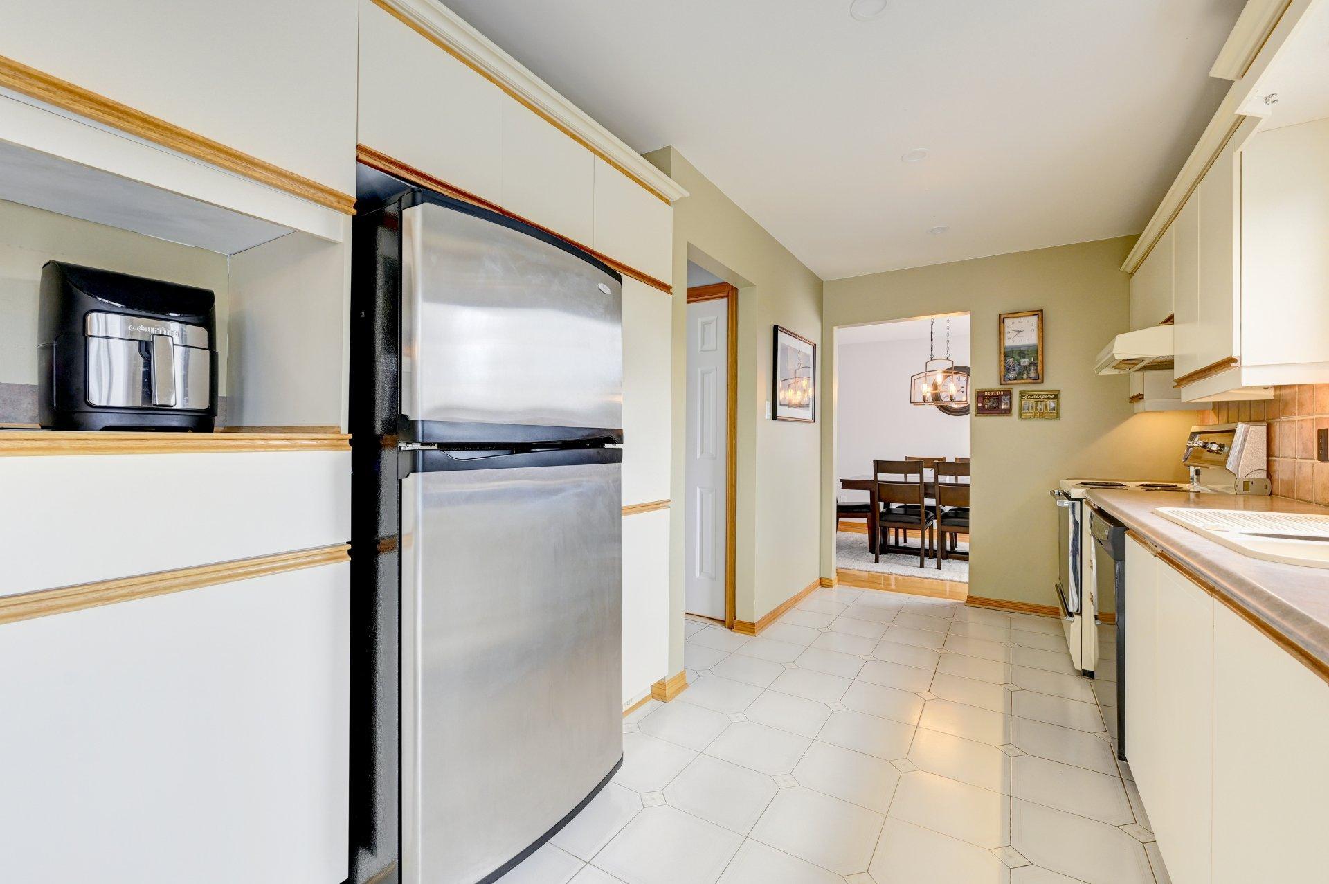 









561


Rue Louis-Lamarre

,
Longueuil (Greenfield Park),




QC
J4V3N3

