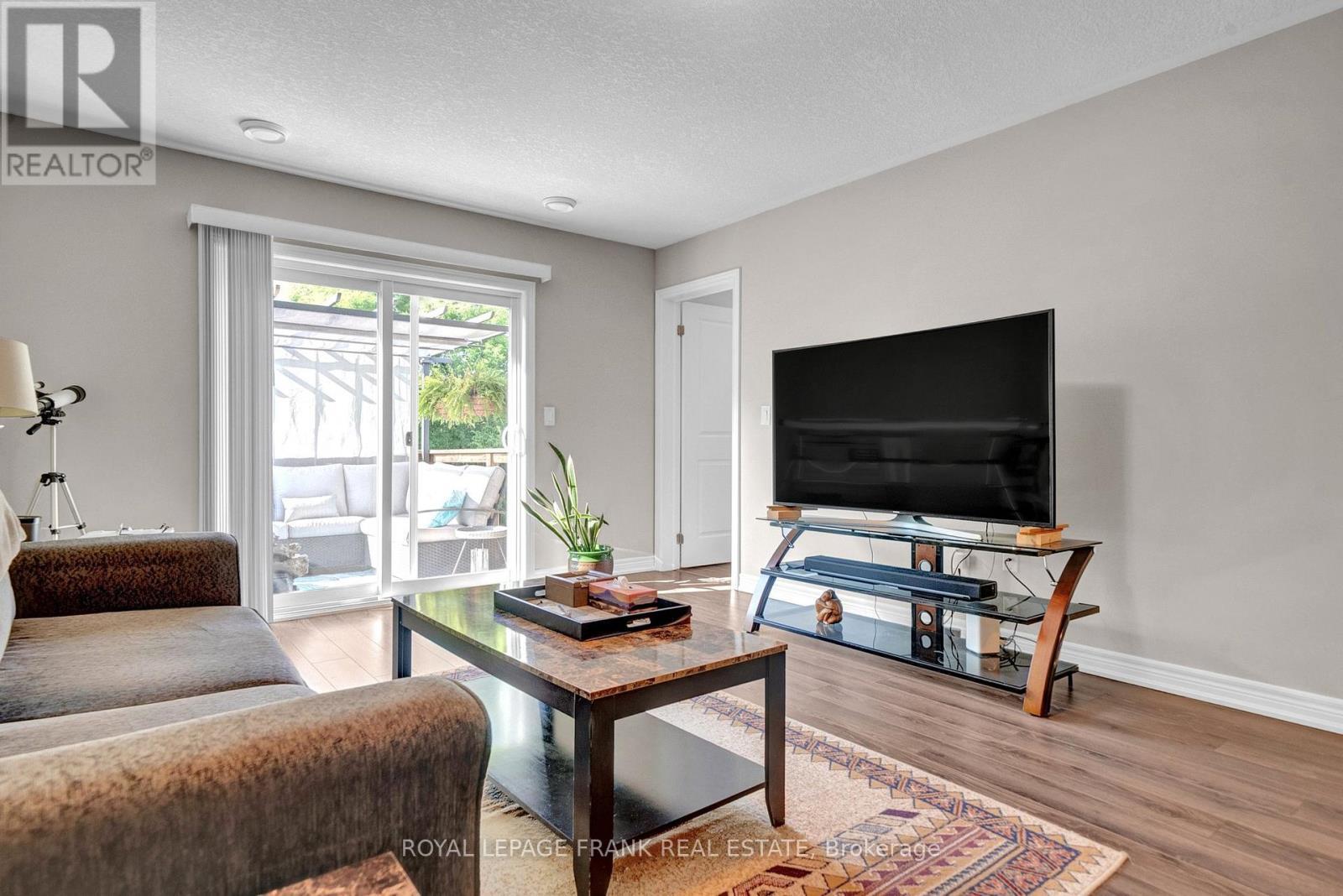 












398 OLIVE AVENUE

,
Oshawa (Central),




Ontario
L1H2R1

