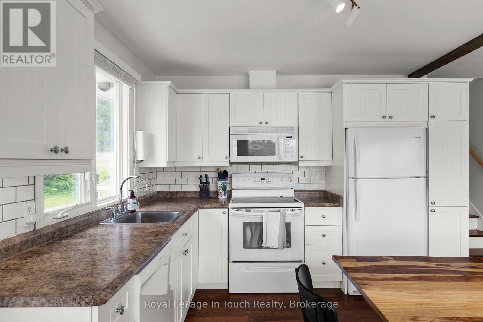 












198 LAVALLEY WAY

,
Georgian Bay (Baxter),




Ontario
P0E1E0

