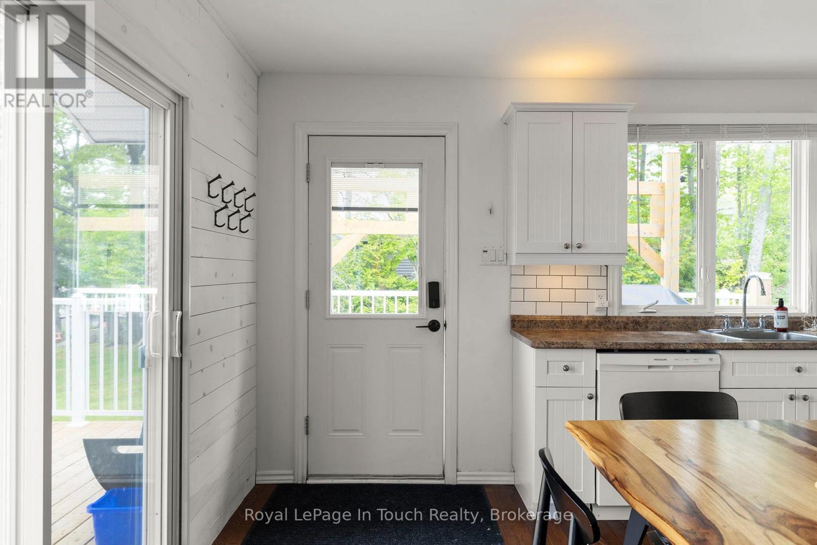 












198 LAVALLEY WAY

,
Georgian Bay (Baxter),




Ontario
P0E1E0

