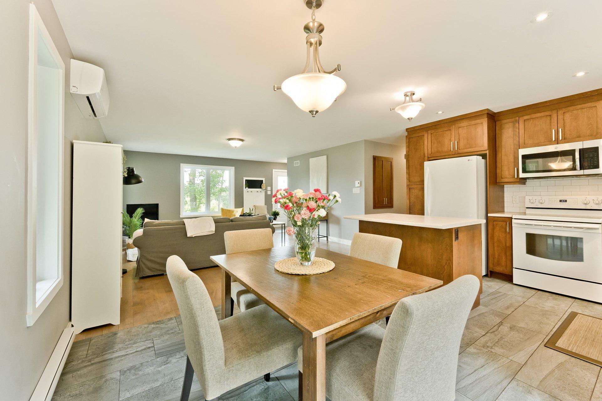 









1685


Ch. Mitchell

,
Sherbrooke (Lennoxville),




QC
J1M0C4

