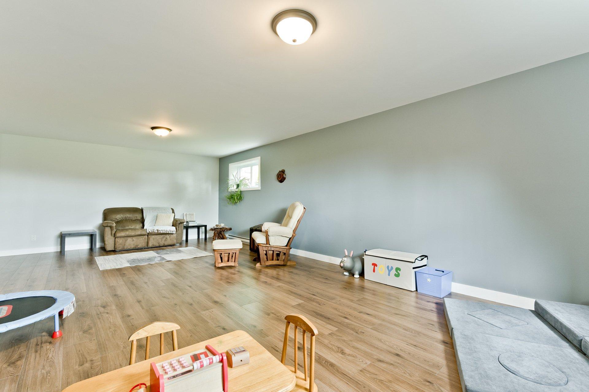 









1685


Ch. Mitchell

,
Sherbrooke (Lennoxville),




QC
J1M0C4

