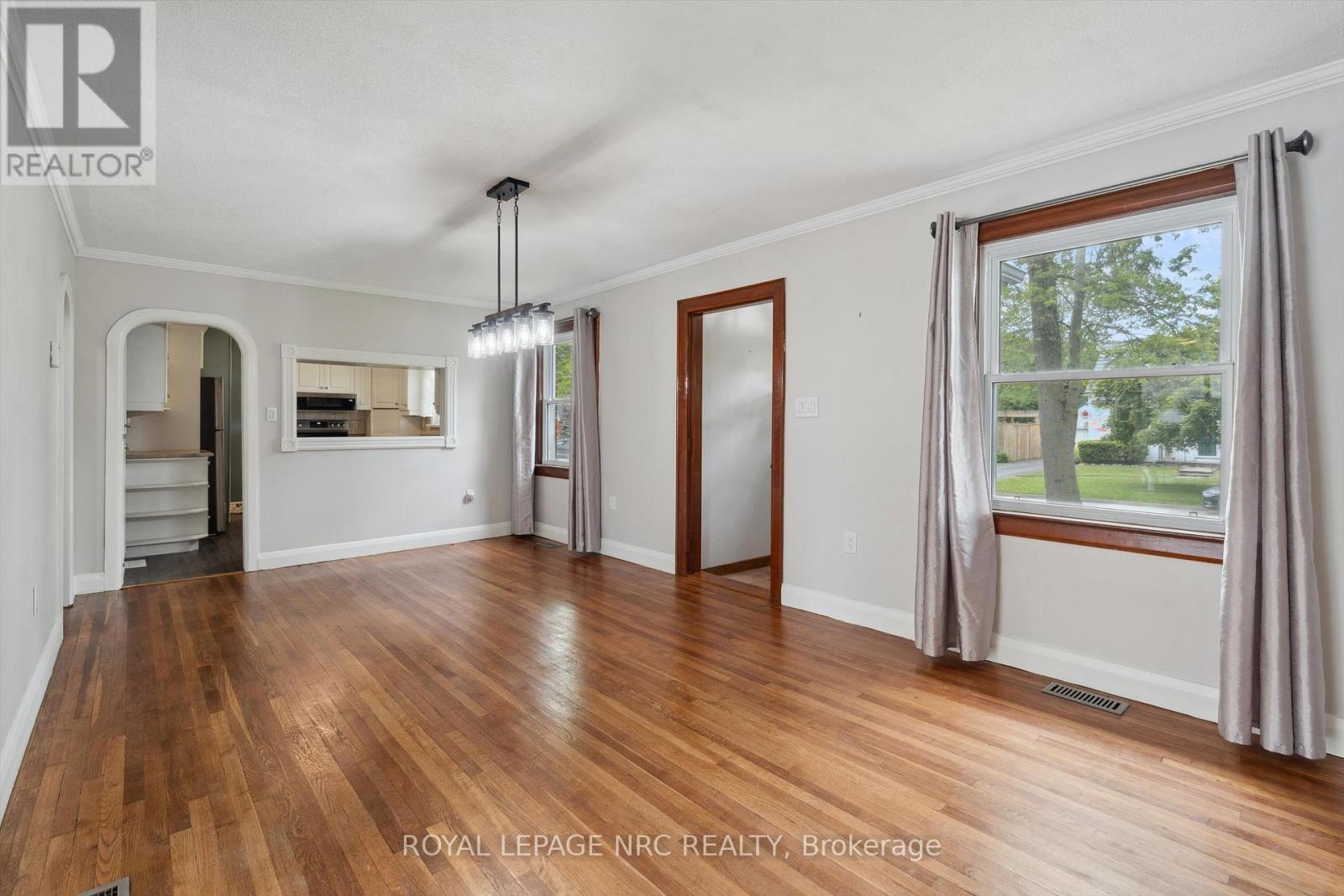 












236 HIGHLAND AVENUE

,
Fort Erie (Central),




Ontario
L2A2X7

