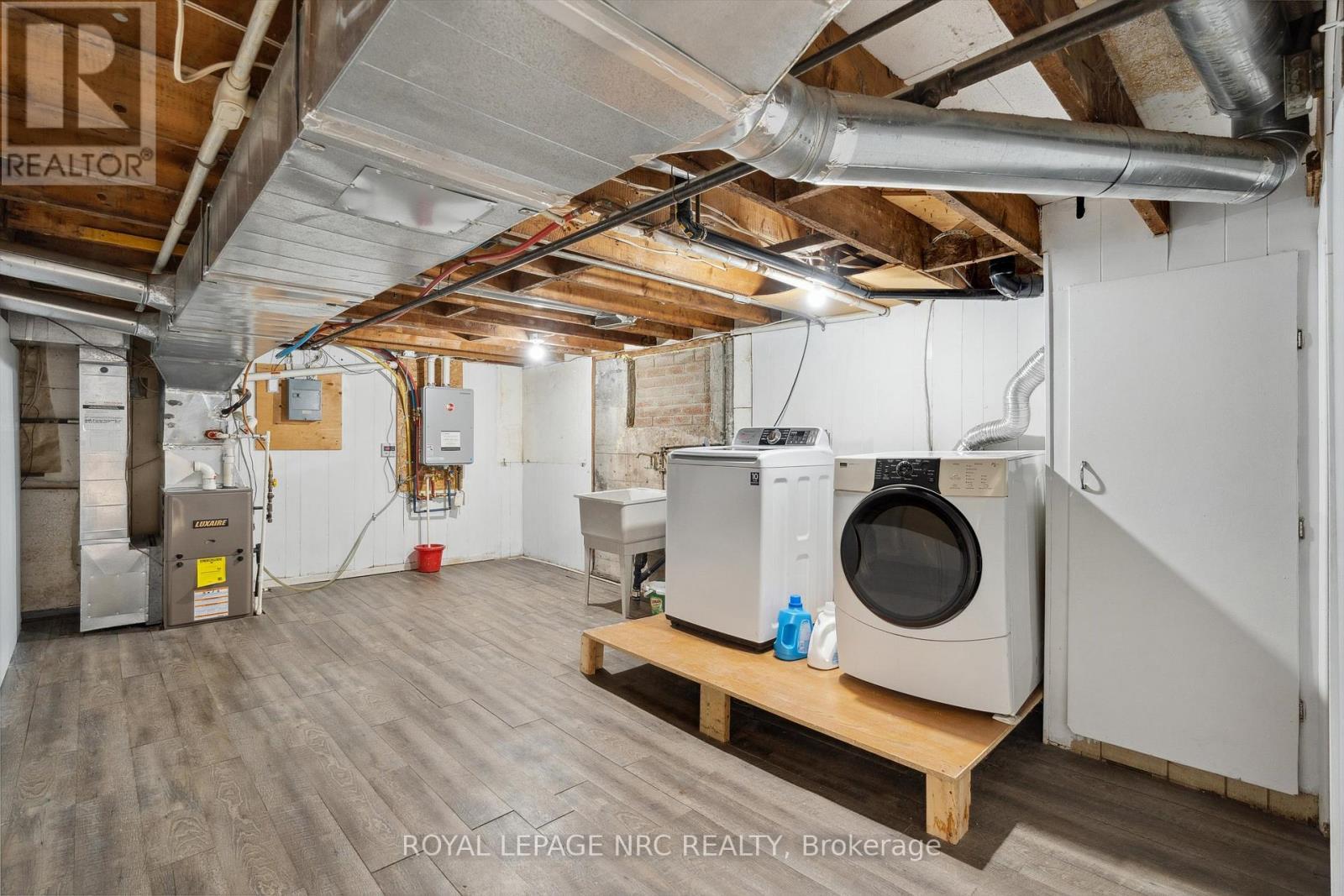 












236 HIGHLAND AVENUE

,
Fort Erie (Central),




Ontario
L2A2X7

