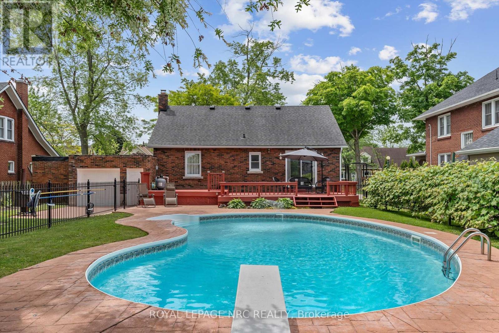 












236 HIGHLAND AVENUE

,
Fort Erie (Central),




Ontario
L2A2X7

