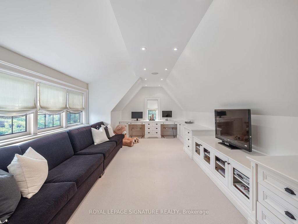 









64


Old Forest Hill

Road,
Toronto,




ON
M5P 2R2

