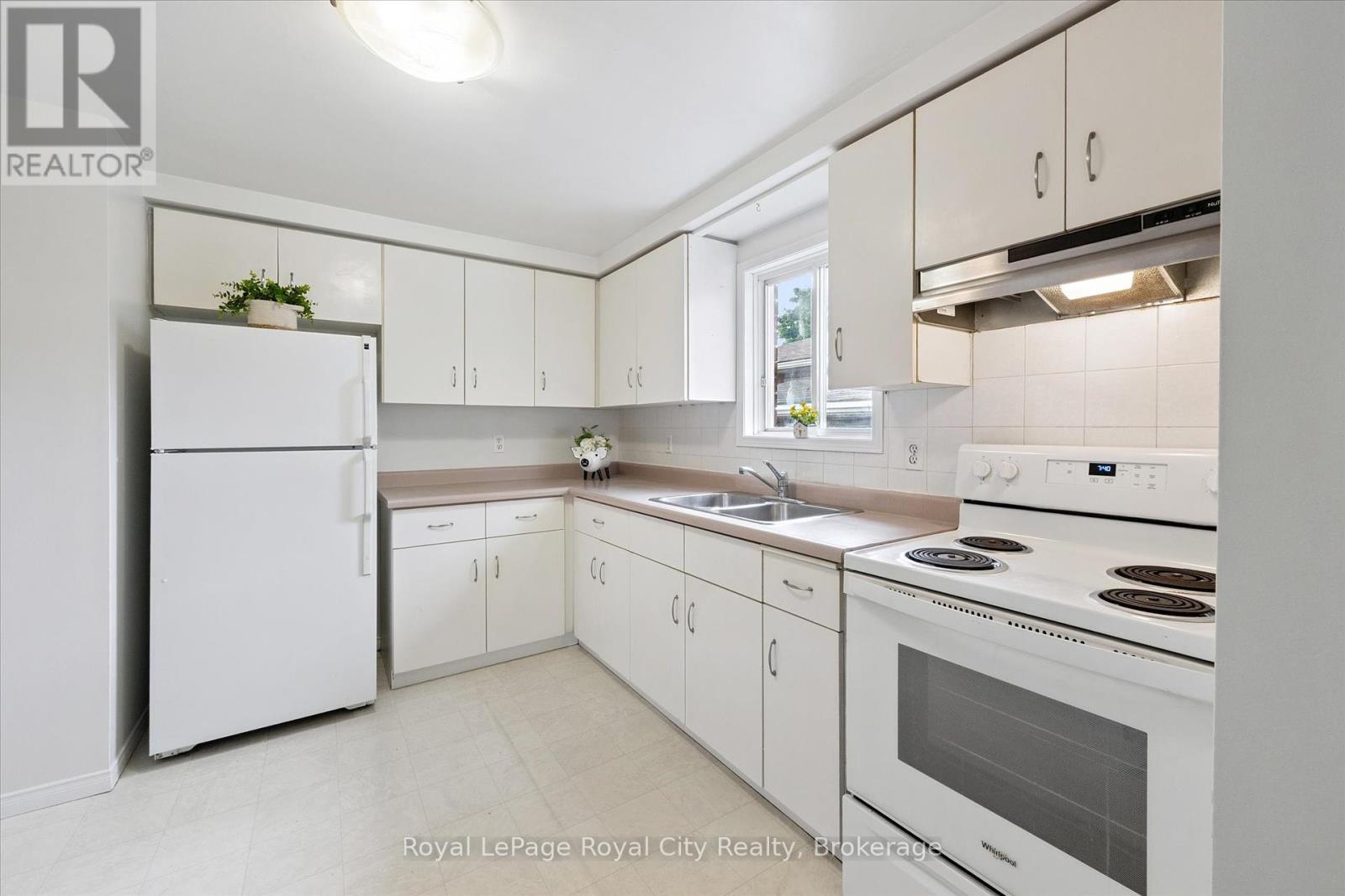 












65 EASTVIEW ROAD

,
Guelph (Grange Road),




Ontario
N1E6K5

