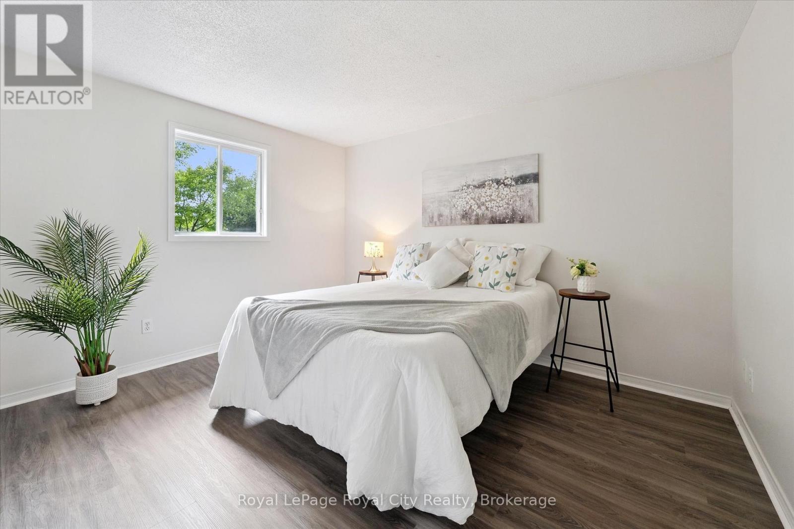 












65 EASTVIEW ROAD

,
Guelph (Grange Road),




Ontario
N1E6K5

