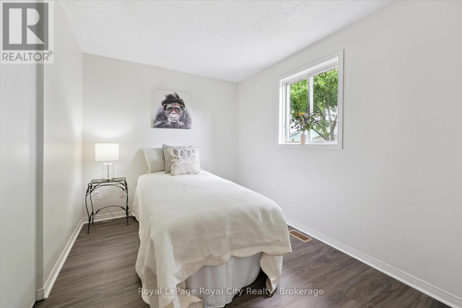 












65 EASTVIEW ROAD

,
Guelph (Grange Road),




Ontario
N1E6K5

