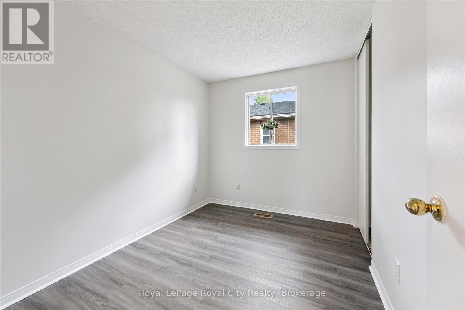 












65 EASTVIEW ROAD

,
Guelph (Grange Road),




Ontario
N1E6K5

