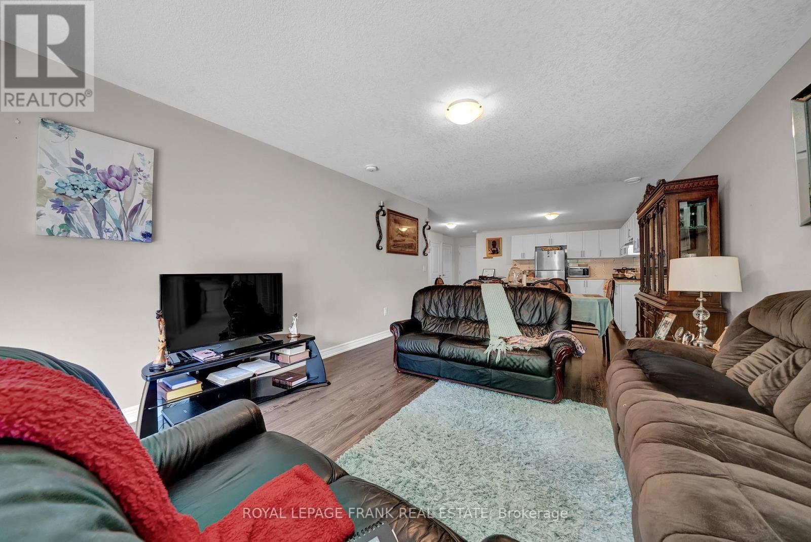 












402 OLIVE AVENUE

,
Oshawa (Central),




Ontario
L1H2R1

