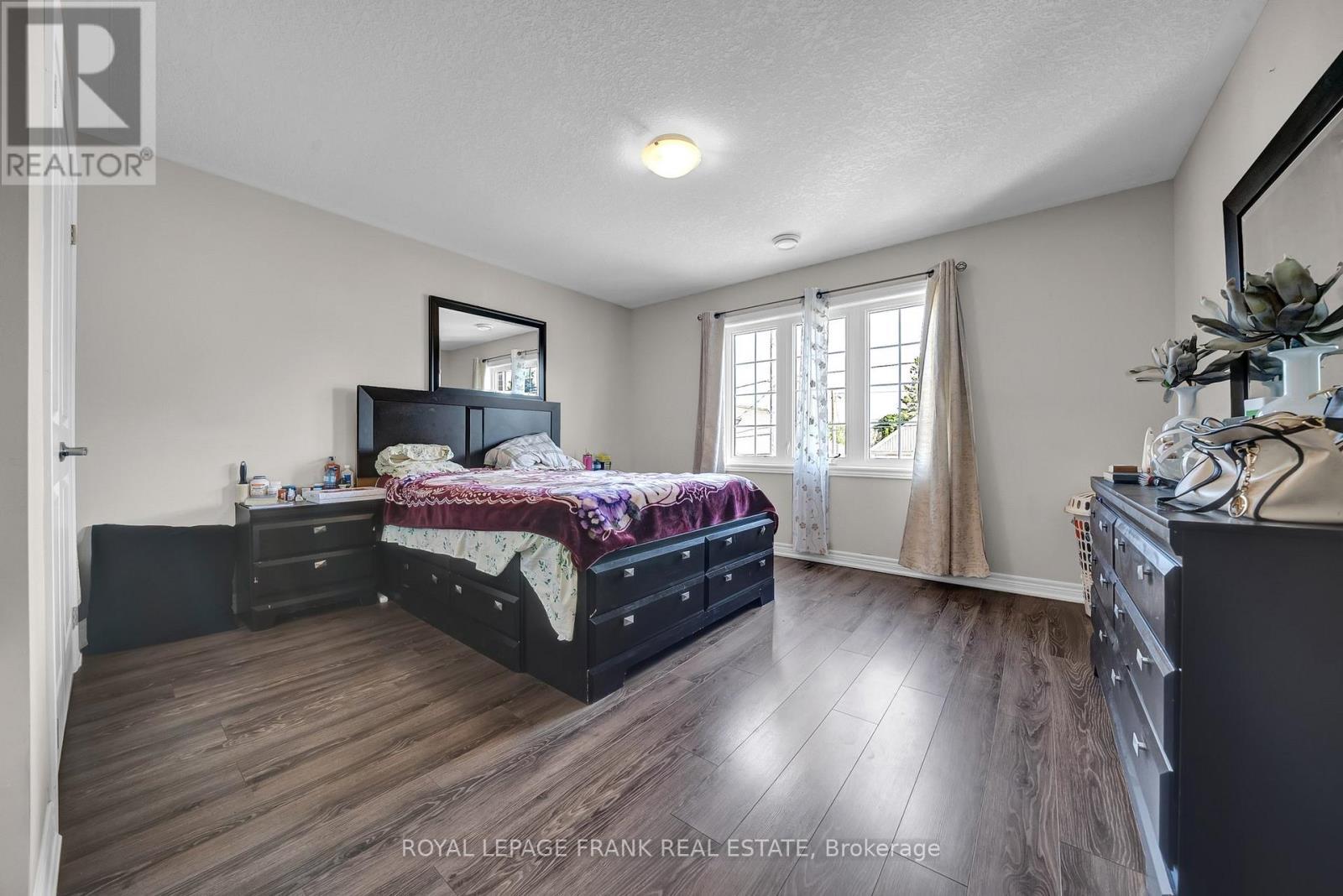 












402 OLIVE AVENUE

,
Oshawa (Central),




Ontario
L1H2R1

