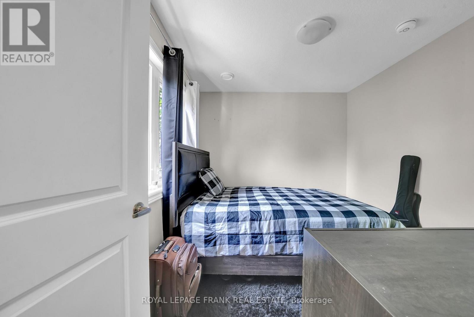












402 OLIVE AVENUE

,
Oshawa (Central),




Ontario
L1H2R1

