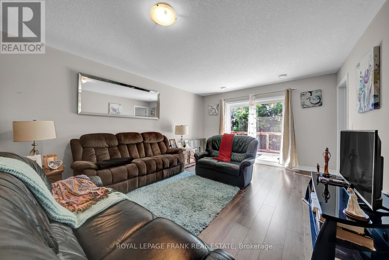 












402 OLIVE AVENUE

,
Oshawa (Central),




Ontario
L1H2R1

