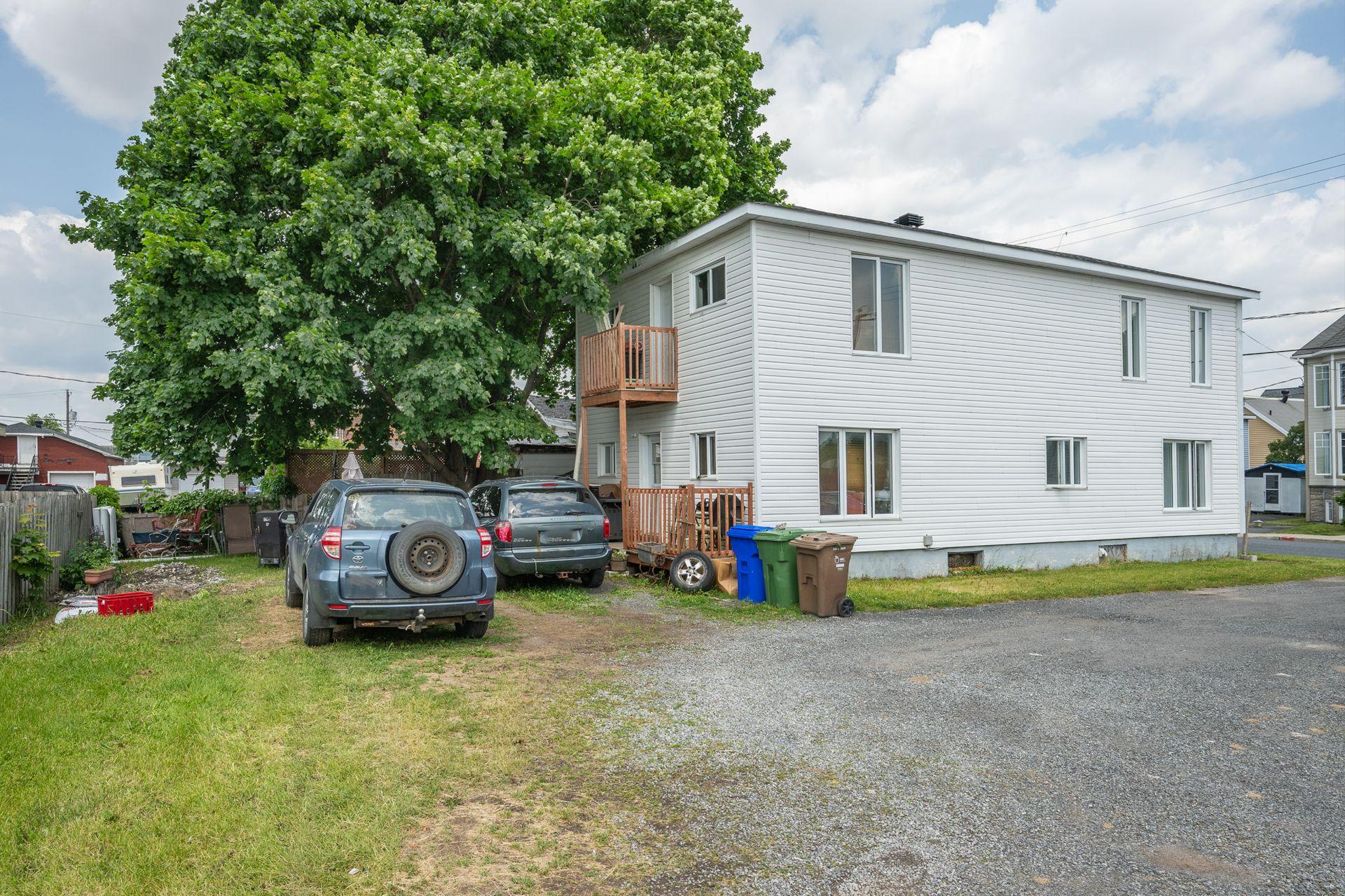 









828

 - 832


Rue St-Charles

,
Marieville,




QC
J3M1H9

