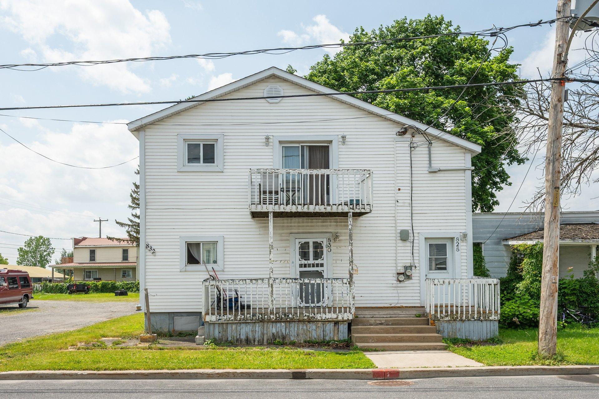 









828

 - 832


Rue St-Charles

,
Marieville,




QC
J3M1H9

