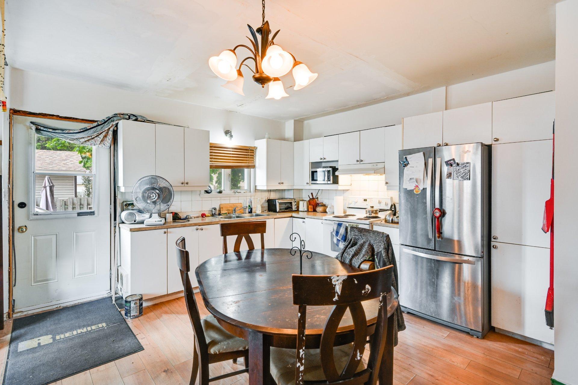 









828

 - 832


Rue St-Charles

,
Marieville,




QC
J3M1H9

