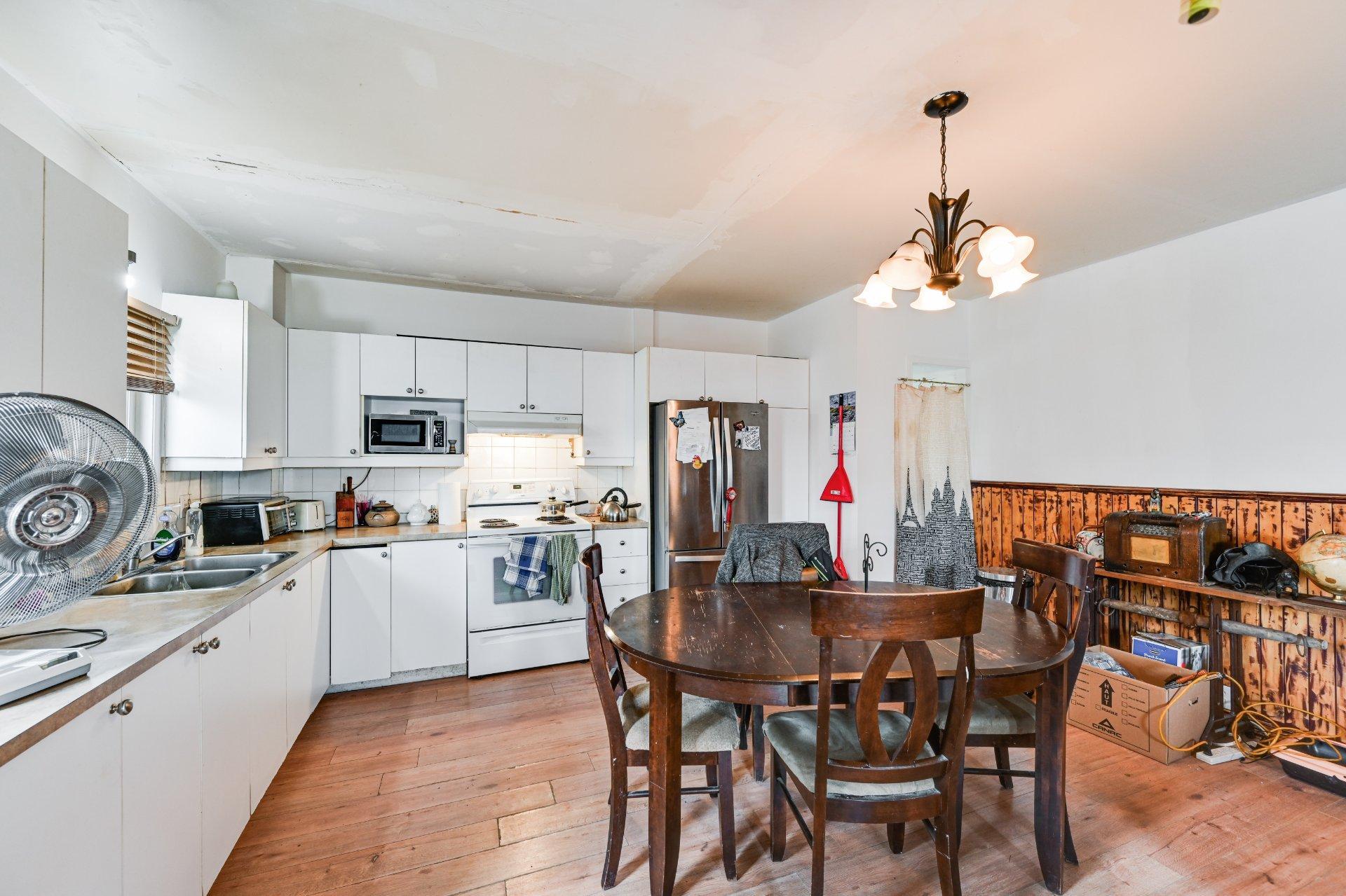 









828

 - 832


Rue St-Charles

,
Marieville,




QC
J3M1H9

