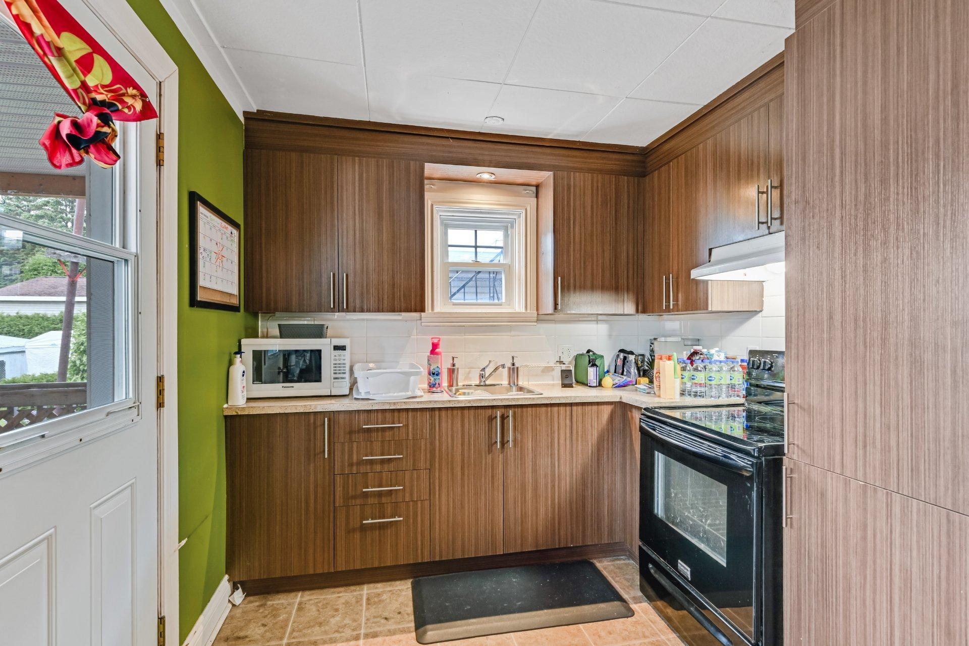 









1935

 - 1941


Rue Huot

,
Marieville,




QC
J3M1J8


