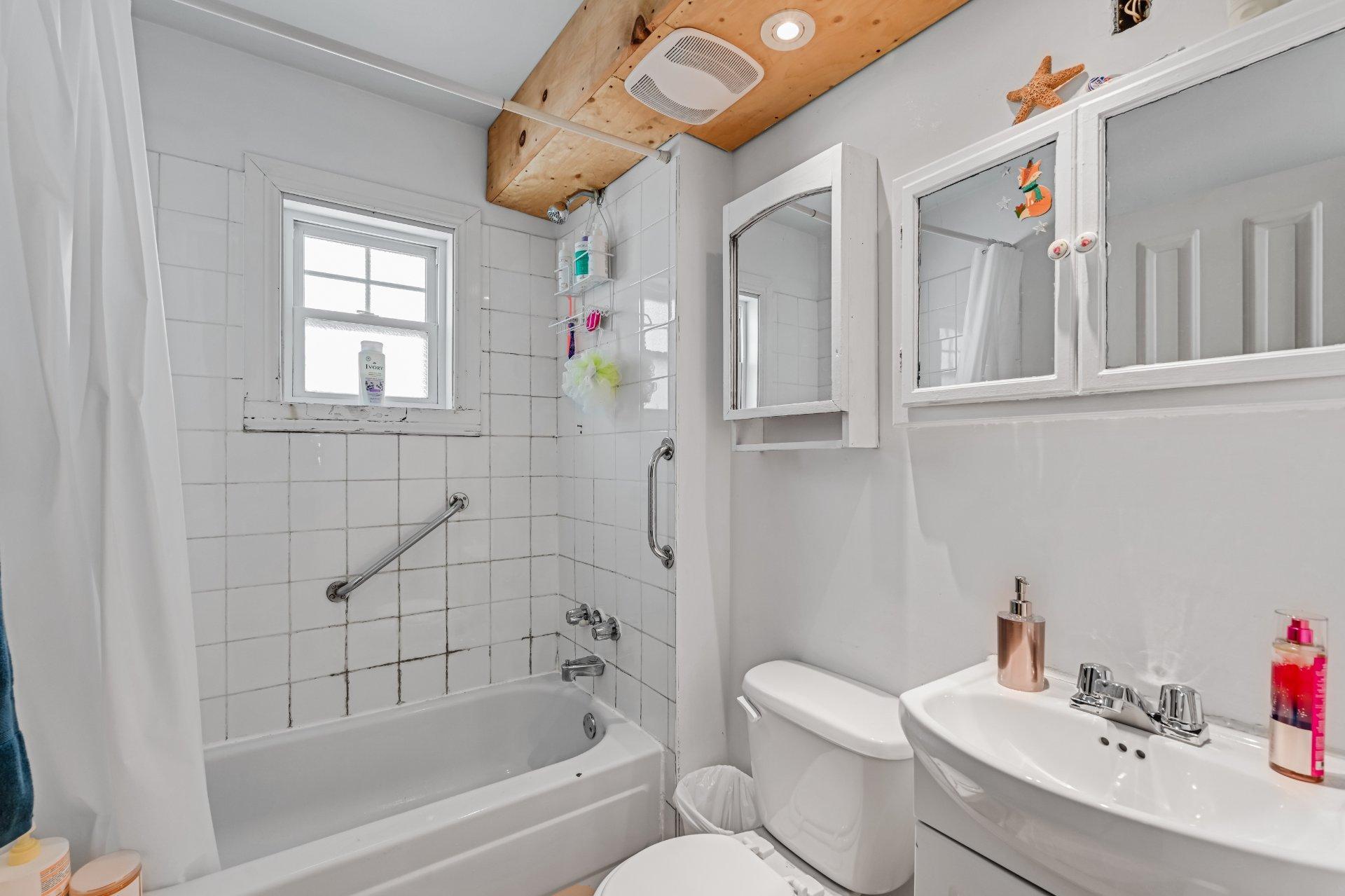









1935

 - 1941


Rue Huot

,
Marieville,




QC
J3M1J8

