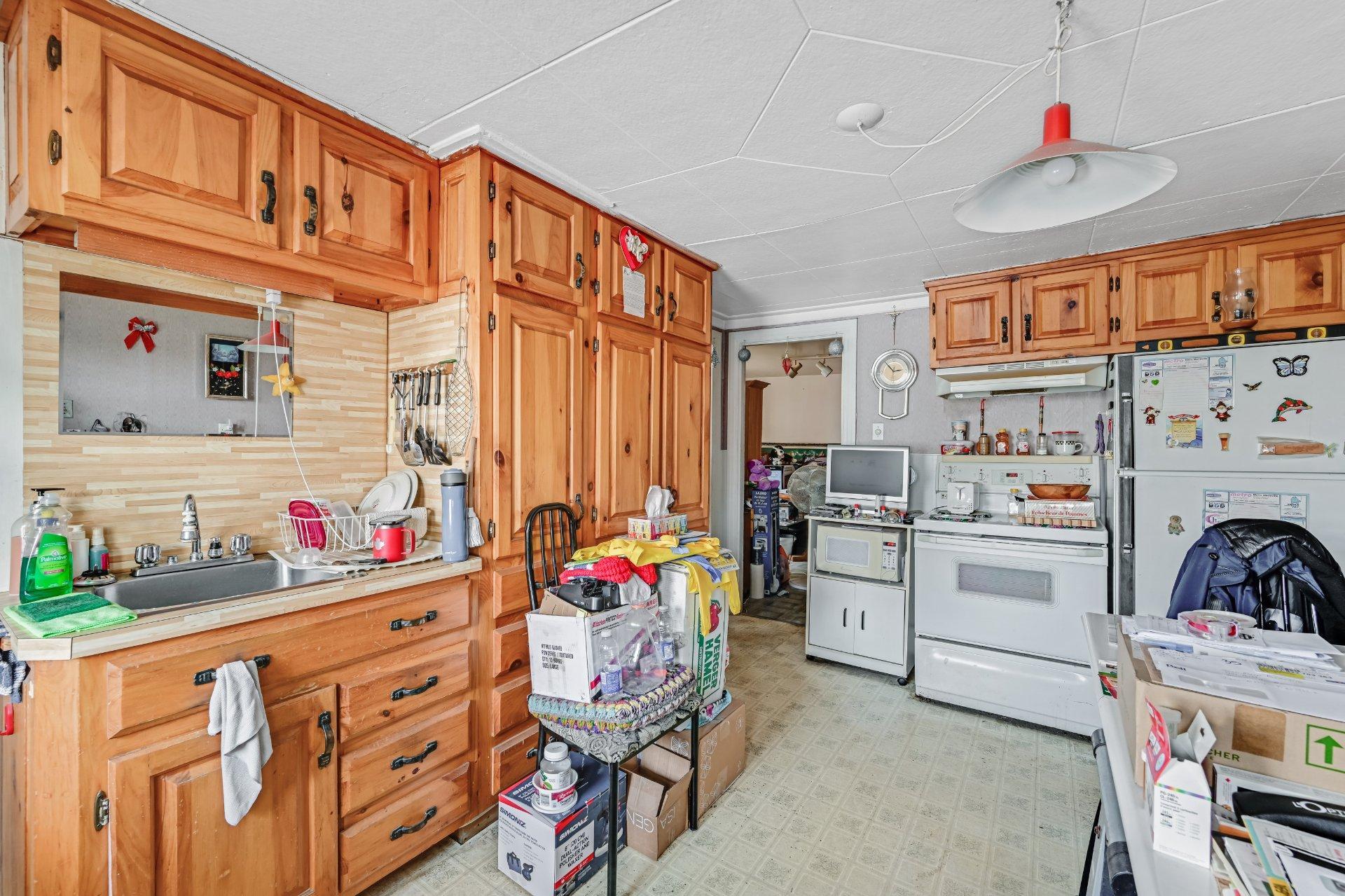 









1935

 - 1941


Rue Huot

,
Marieville,




QC
J3M1J8

