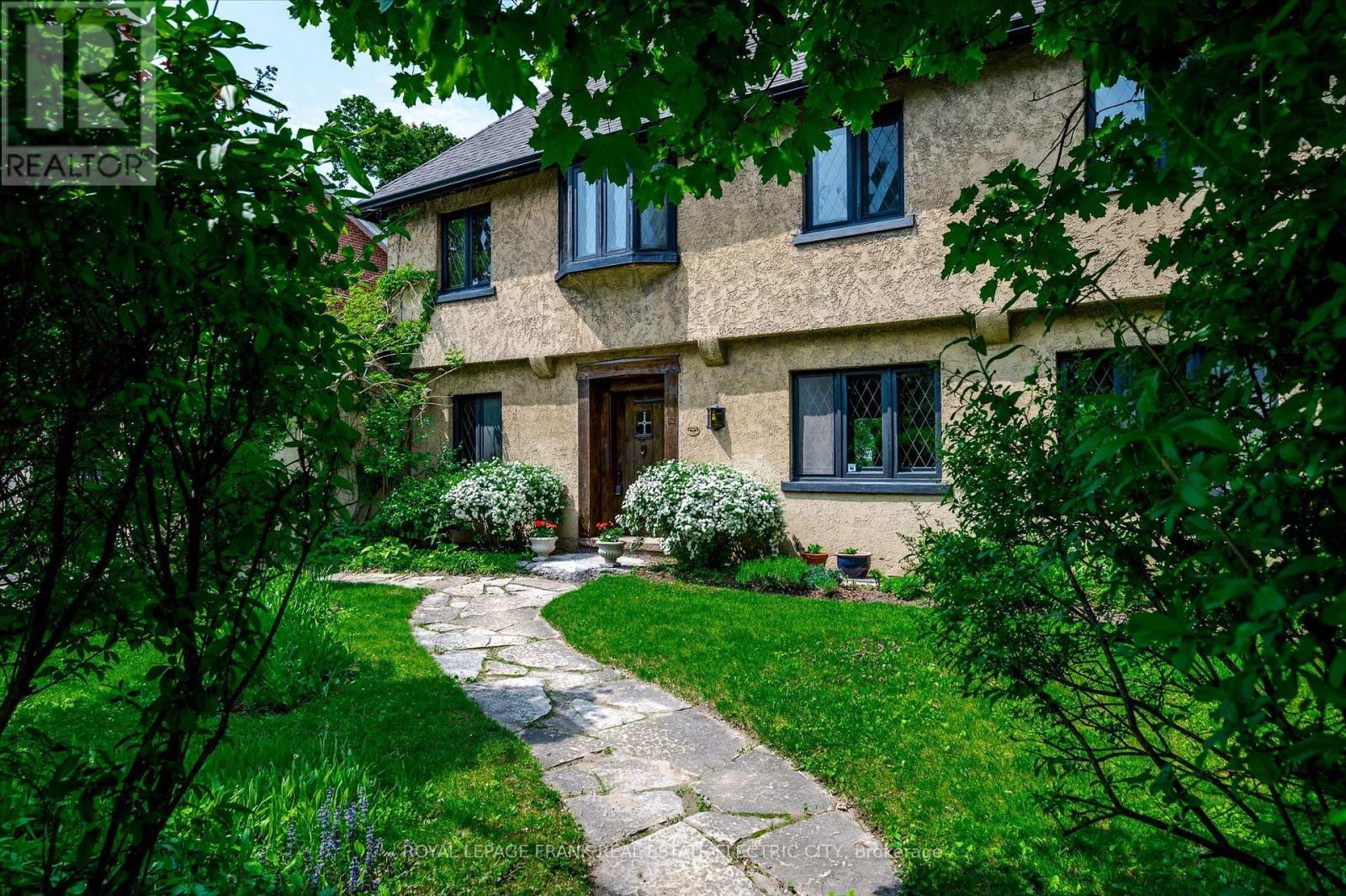 












82 DUBLIN STREET

,
Peterborough Central (North),




Ontario
K9H3A9


