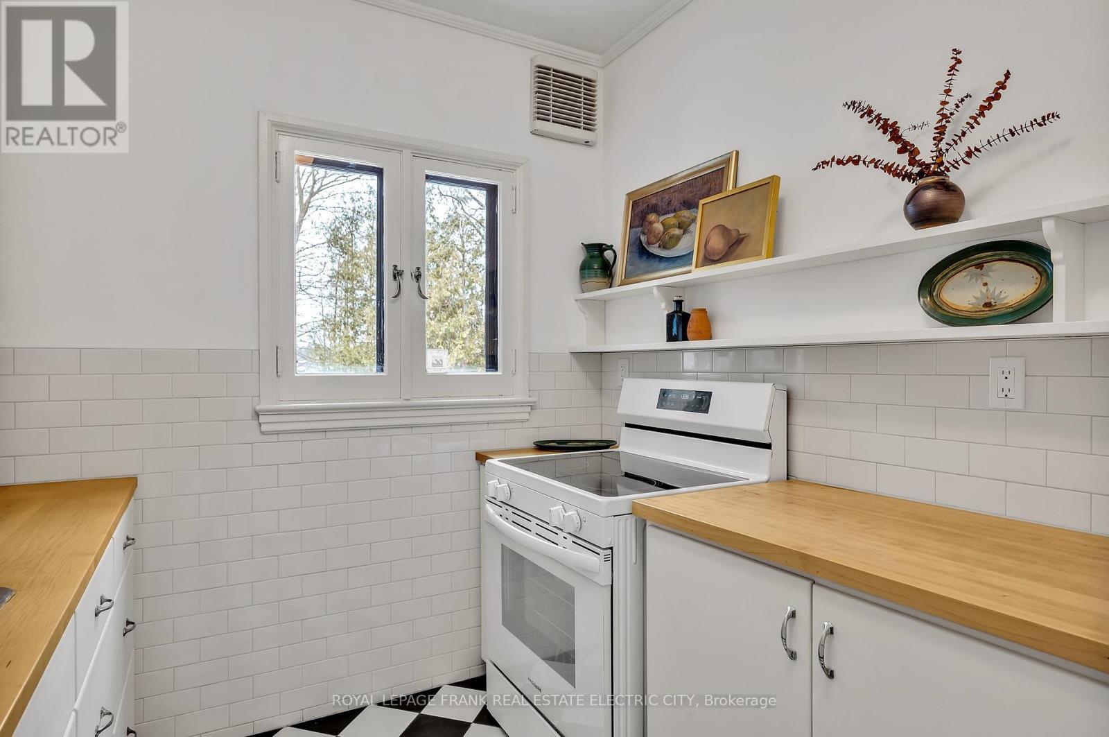 












82 DUBLIN STREET

,
Peterborough Central (North),




Ontario
K9H3A9

