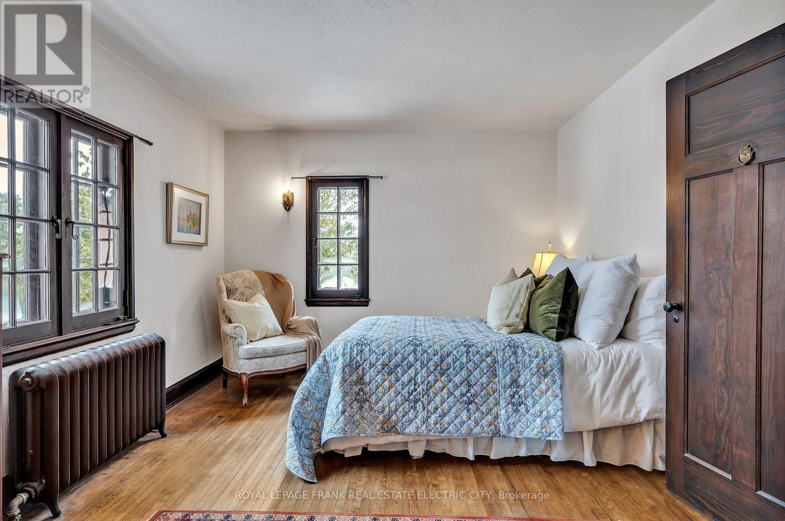












82 DUBLIN STREET

,
Peterborough Central (North),




Ontario
K9H3A9

