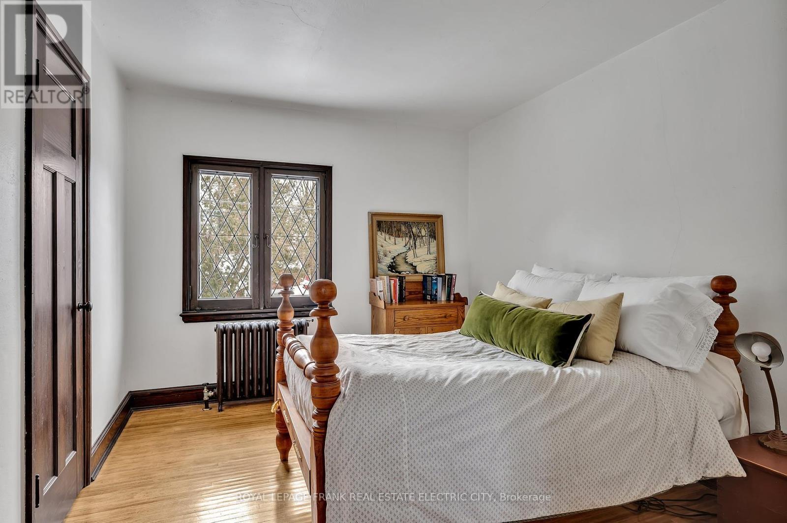 












82 DUBLIN STREET

,
Peterborough Central (North),




Ontario
K9H3A9

