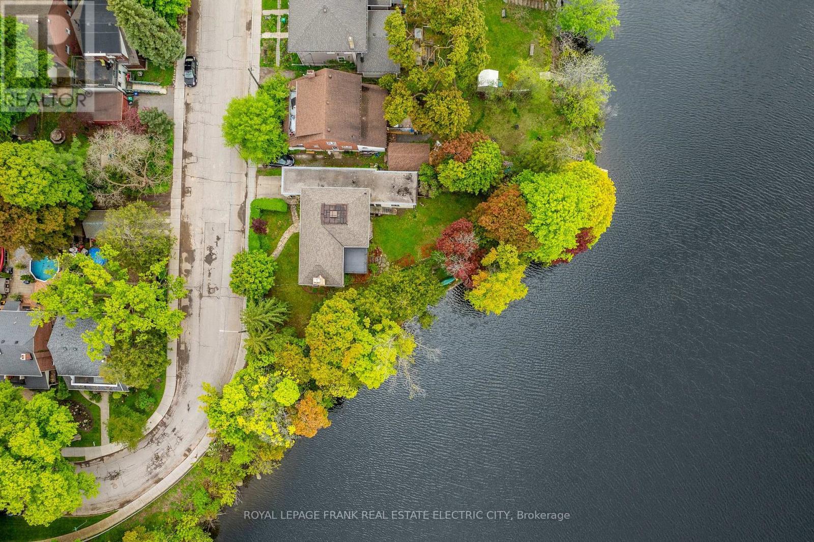 












82 DUBLIN STREET

,
Peterborough Central (North),




Ontario
K9H3A9

