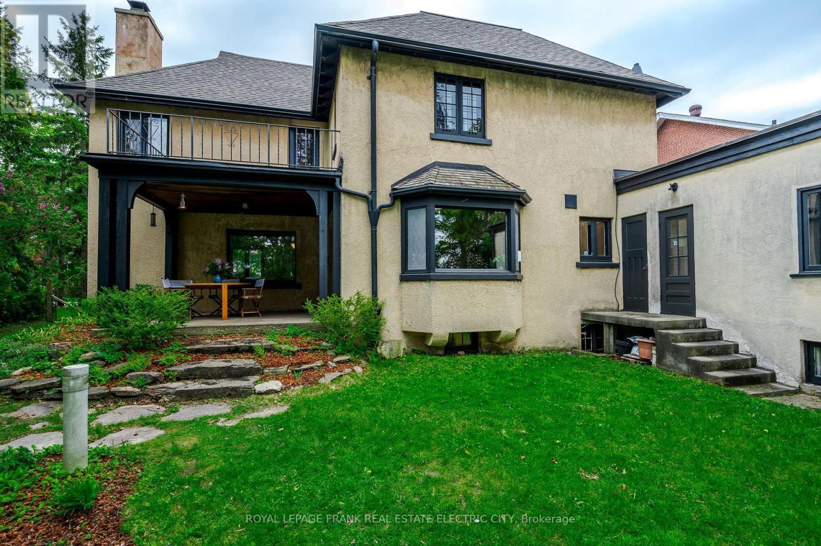 












82 DUBLIN STREET

,
Peterborough Central (North),




Ontario
K9H3A9

