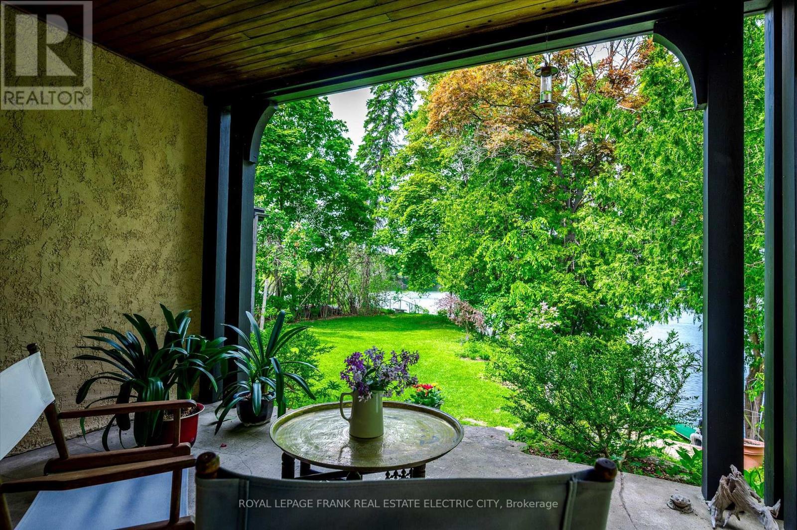 












82 DUBLIN STREET

,
Peterborough Central (North),




Ontario
K9H3A9

