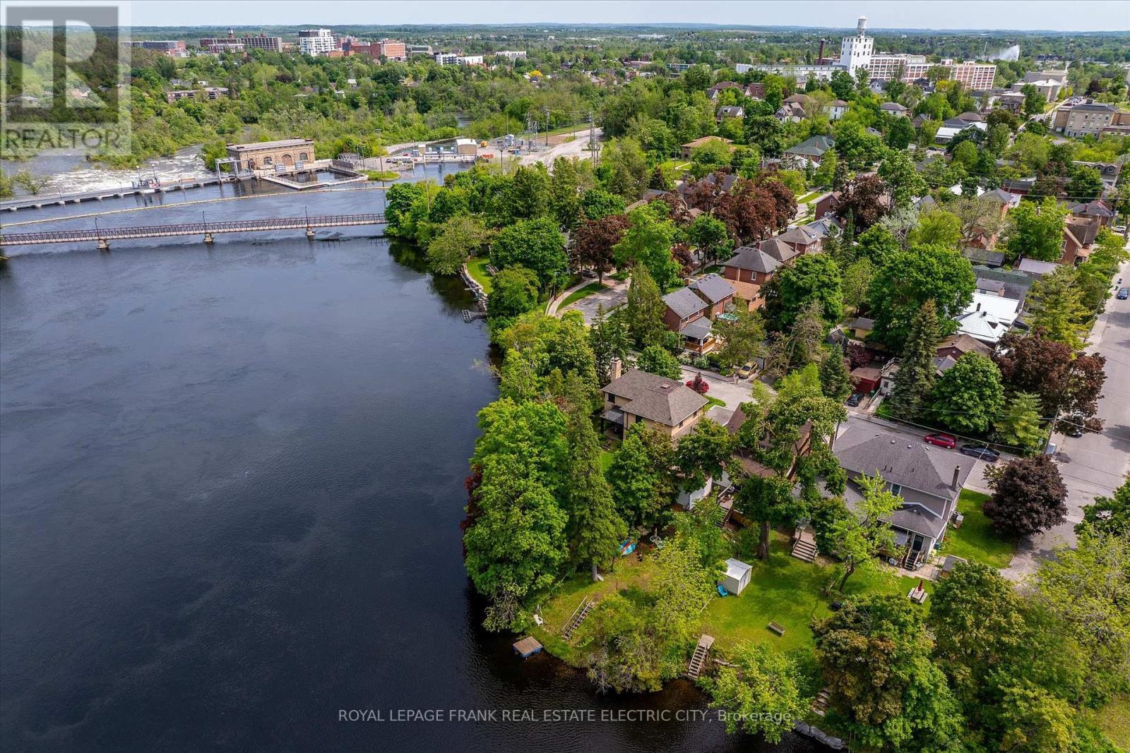 












82 DUBLIN STREET

,
Peterborough Central (North),




Ontario
K9H3A9

