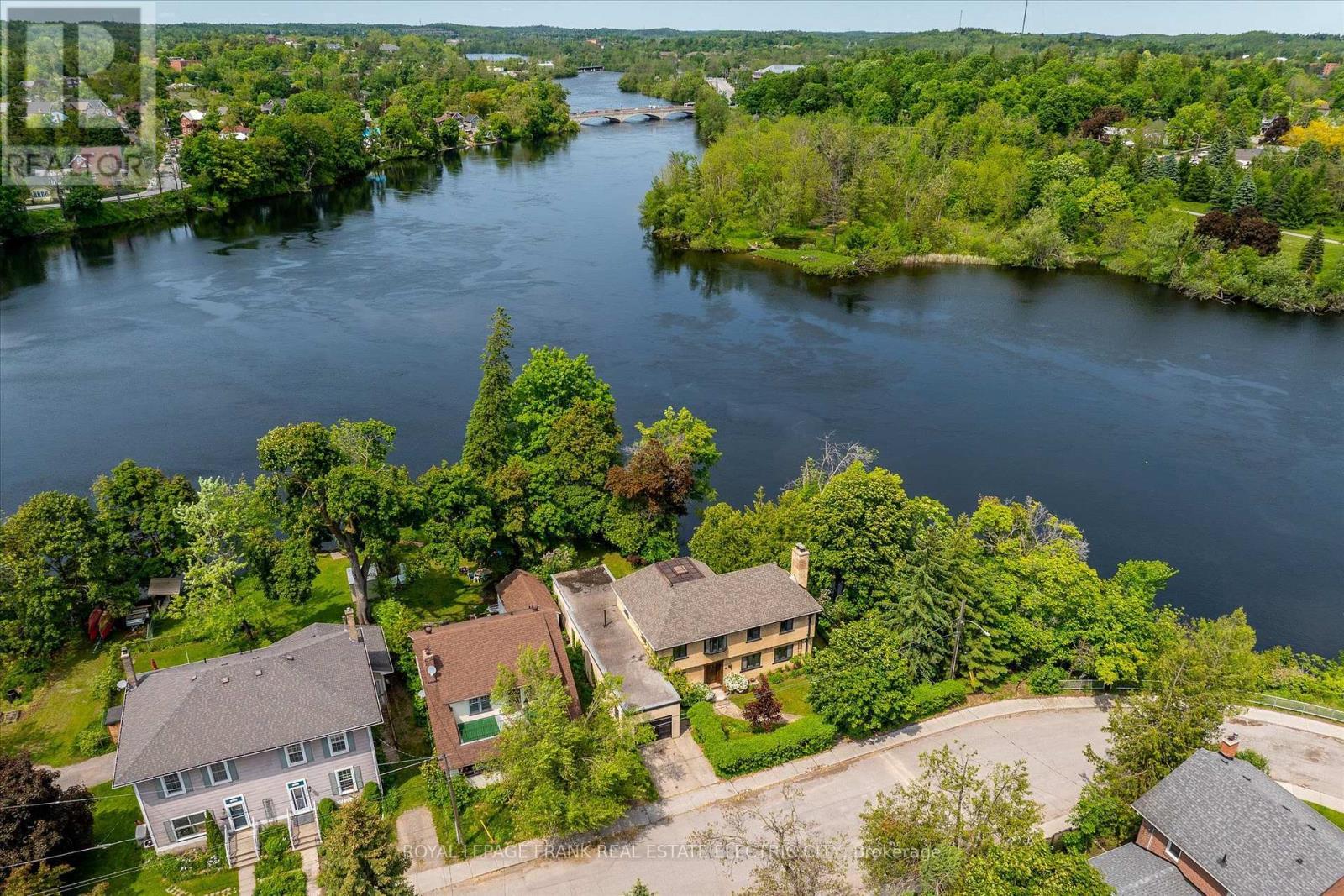












82 DUBLIN STREET

,
Peterborough Central (North),




Ontario
K9H3A9

