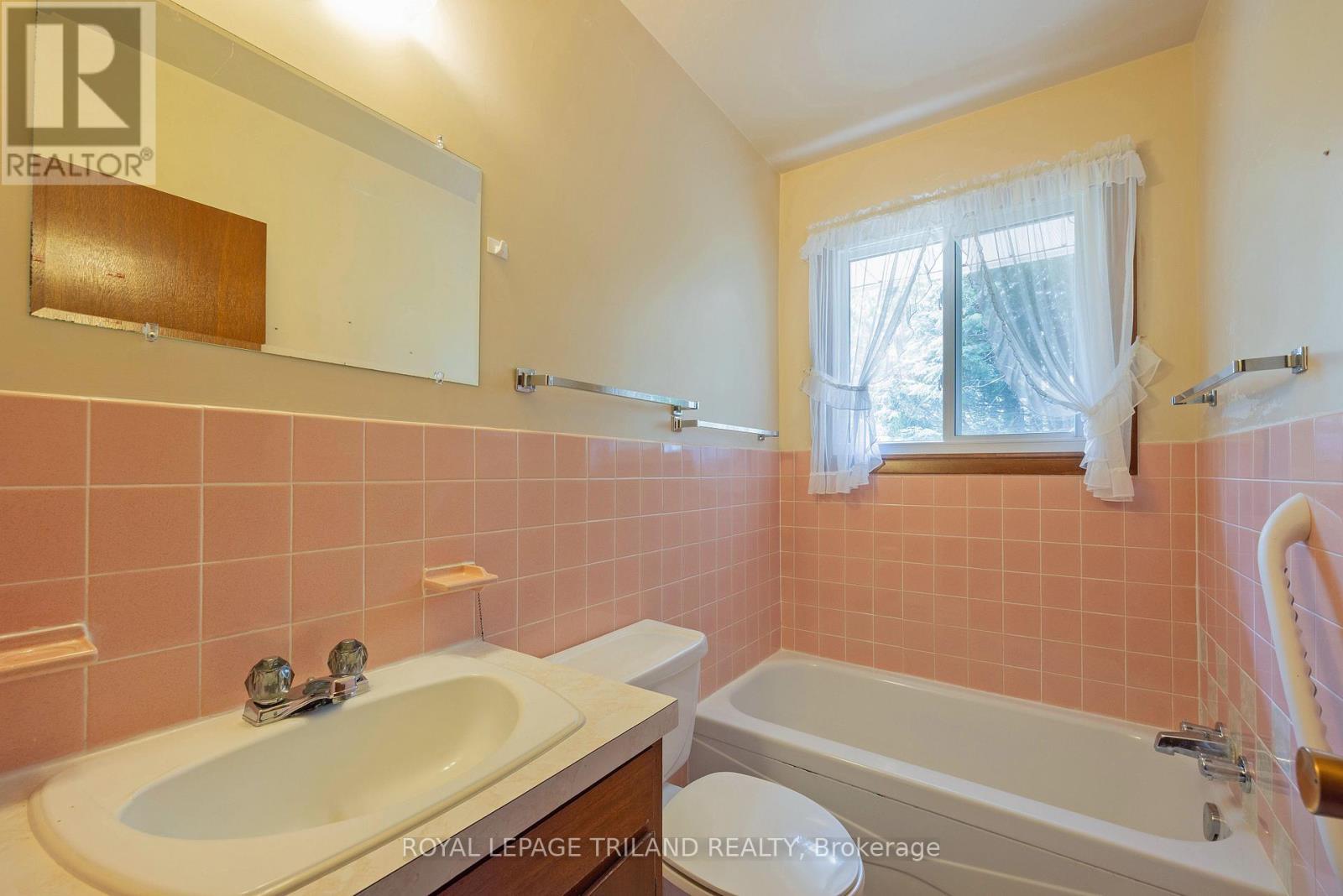 












39339 BUSH LINE

,
St. Thomas,







Ontario
N5P3S9

