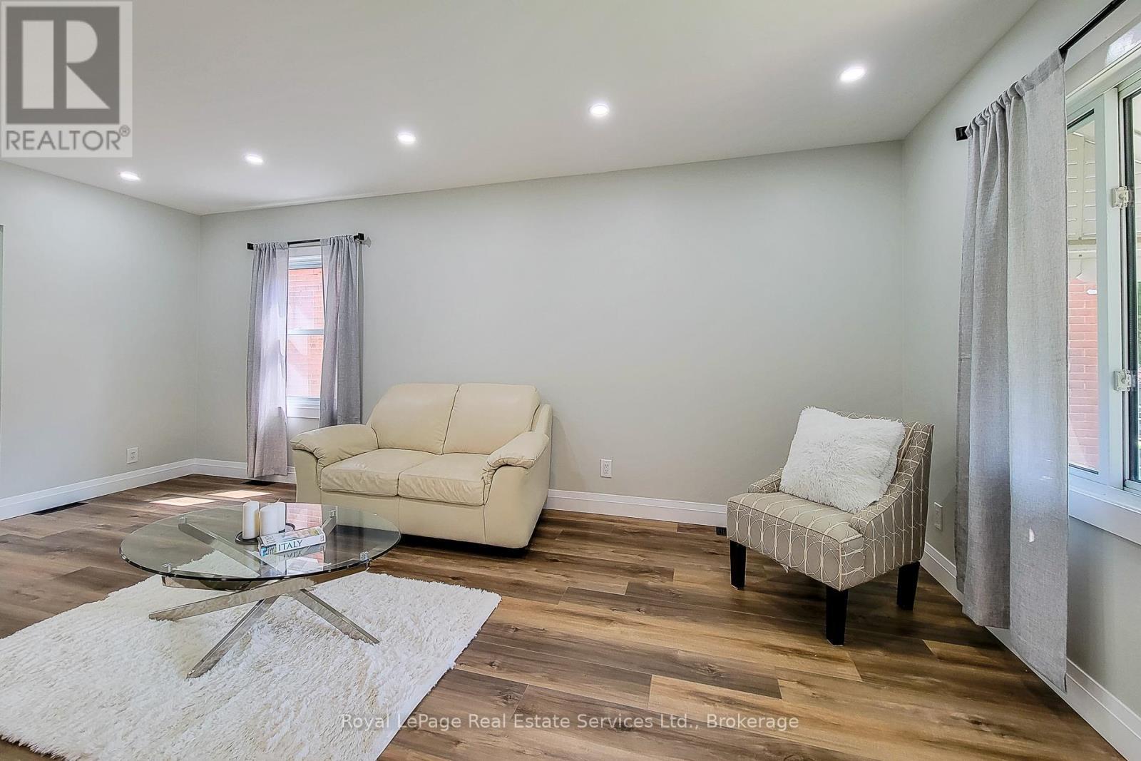 












116 GARSIDE AVENUE N

,
Hamilton (Homeside),




Ontario
L8H4W3

