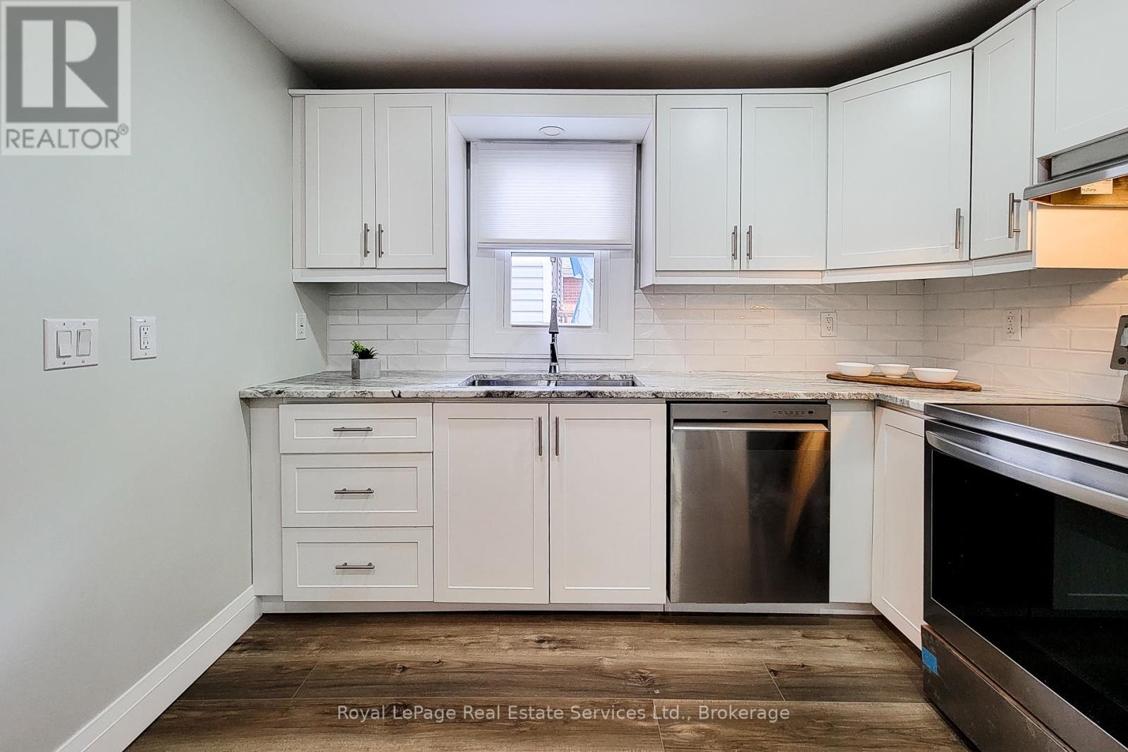 












116 GARSIDE AVENUE N

,
Hamilton (Homeside),




Ontario
L8H4W3

