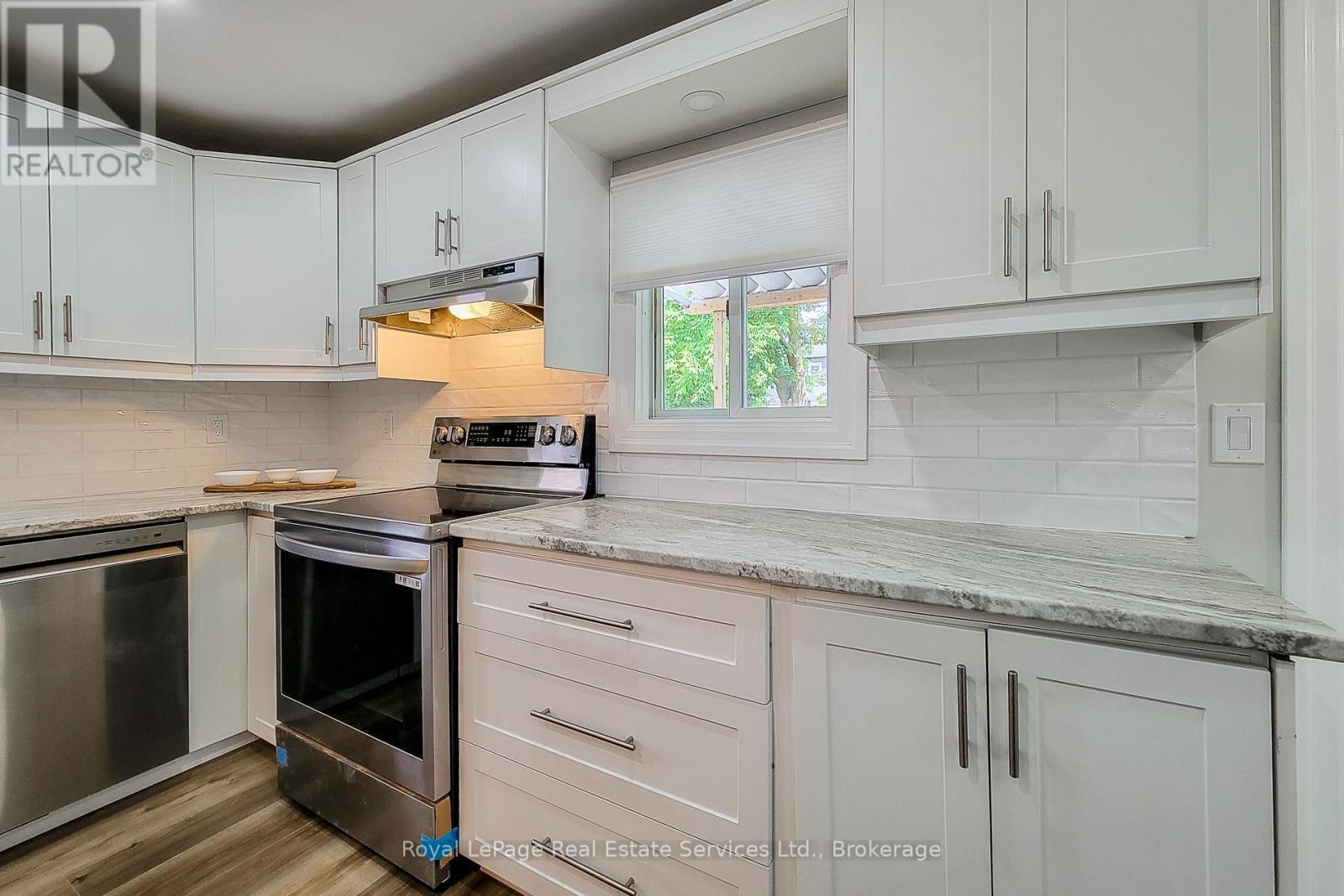 












116 GARSIDE AVENUE N

,
Hamilton (Homeside),




Ontario
L8H4W3

